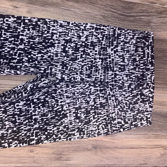 Lululemon align pant 25” black and white size 4 - Picture 9 of 9